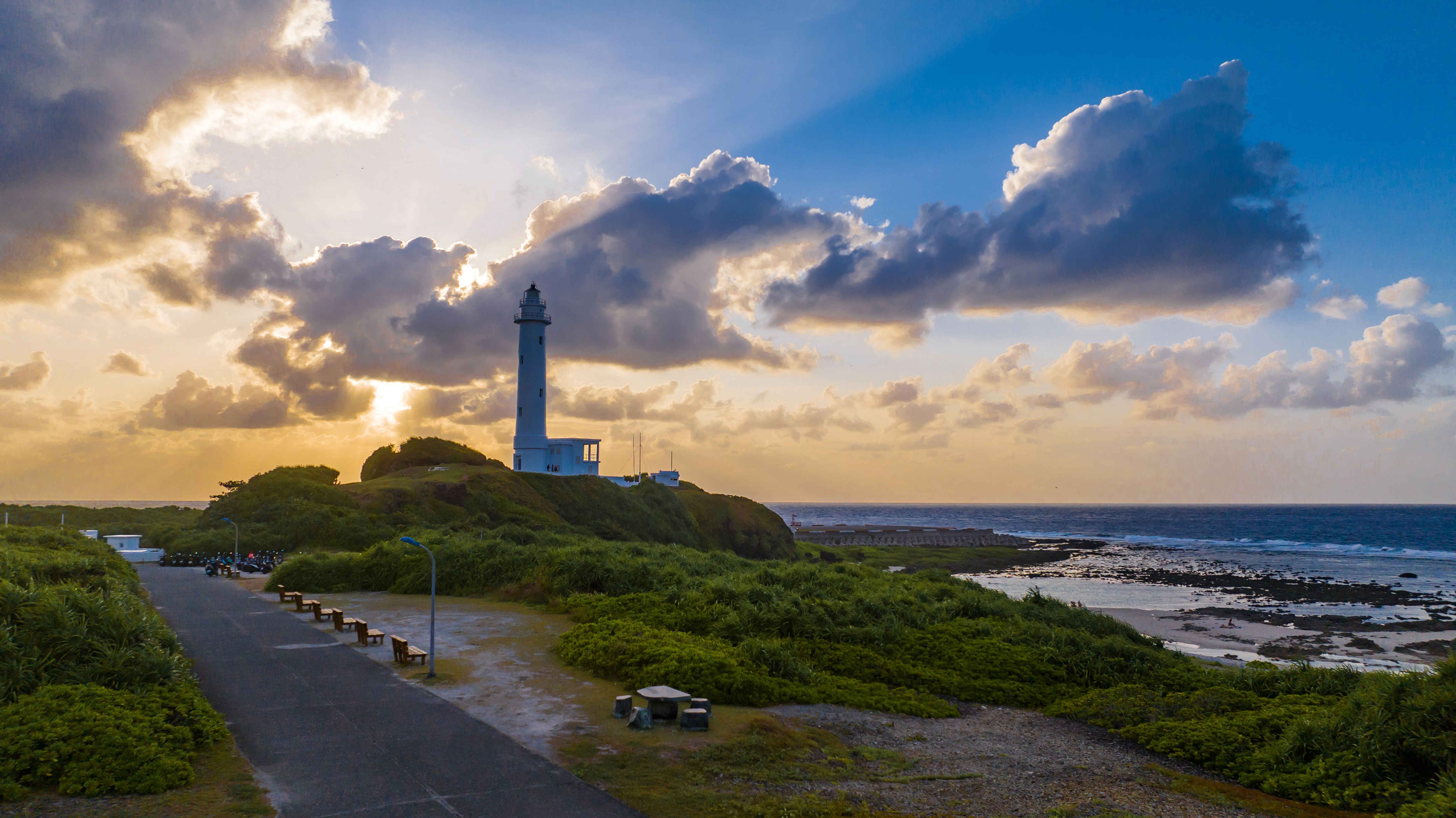 綠島燈塔｜1939 年純白圓塔，西北海岸地標｜Green Island Lighthouse 1939