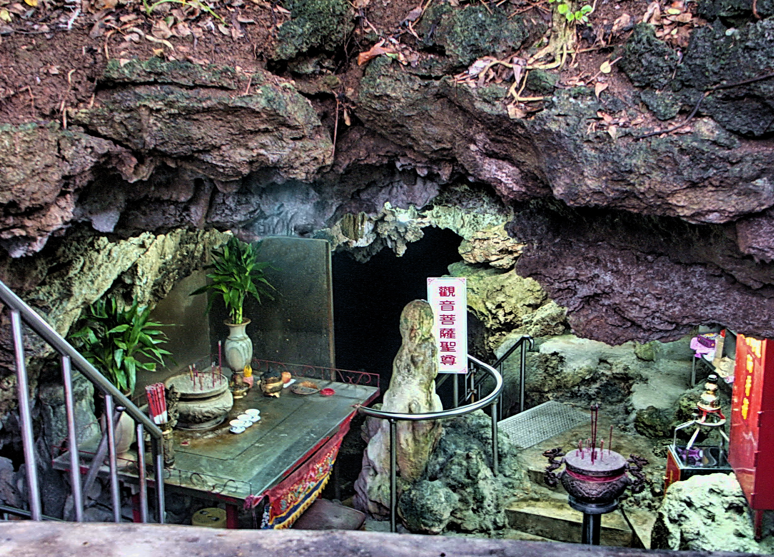 綠島觀音洞｜天然石灰岩海蝕洞，島民信仰中心｜Guanyin Cave, Green Island